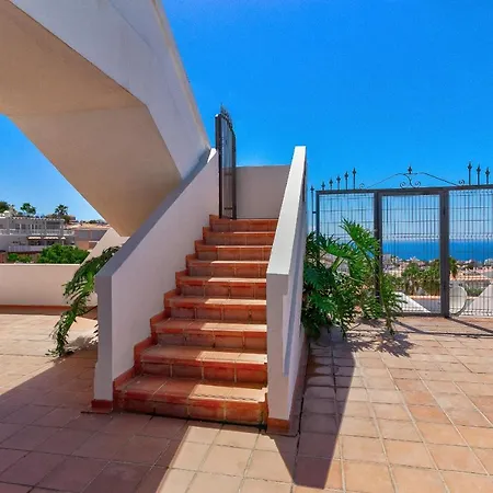 Panoramic Ocean & Mountain View 3 Bed In Island Village Heights Lejlighed