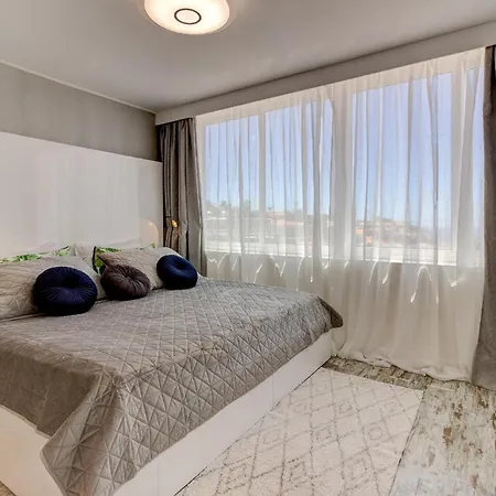 Panoramic Ocean Mountain View 3 *